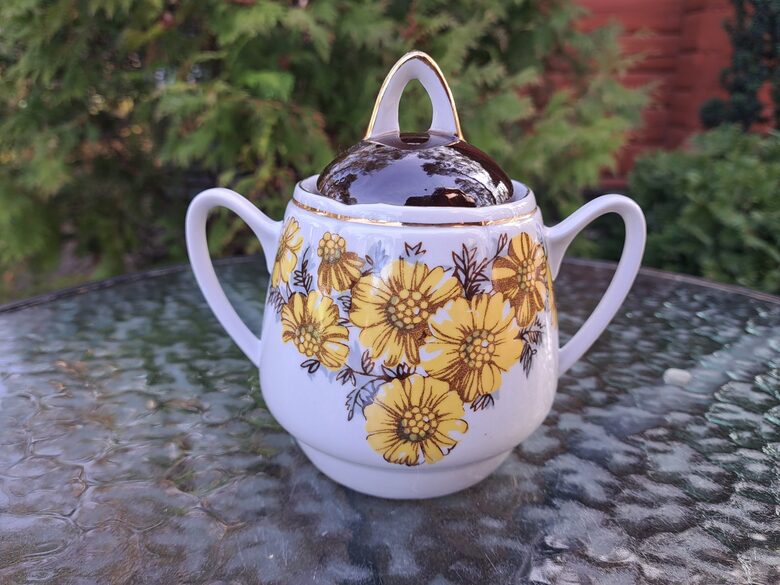 Cukurtrauks,  tējas servīze  "Aija-1" ar kliņģerītēm un zeltu, RPR (Aija-1 tējas 77)