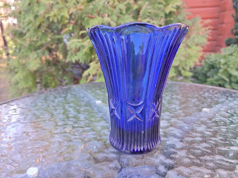 Indigo krāsas presēta stikla vāzīte. Ražotājs: viena no PSRS stikla rūpnīcām (Stikla vaze 142)