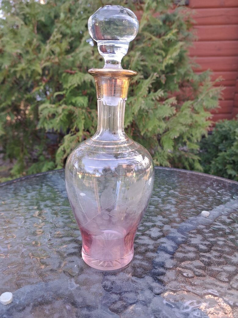 Izsmalcināta stikla karafe, rozā pārklājums, maiga rokas gravēšana. 500ml (Citi st 204)