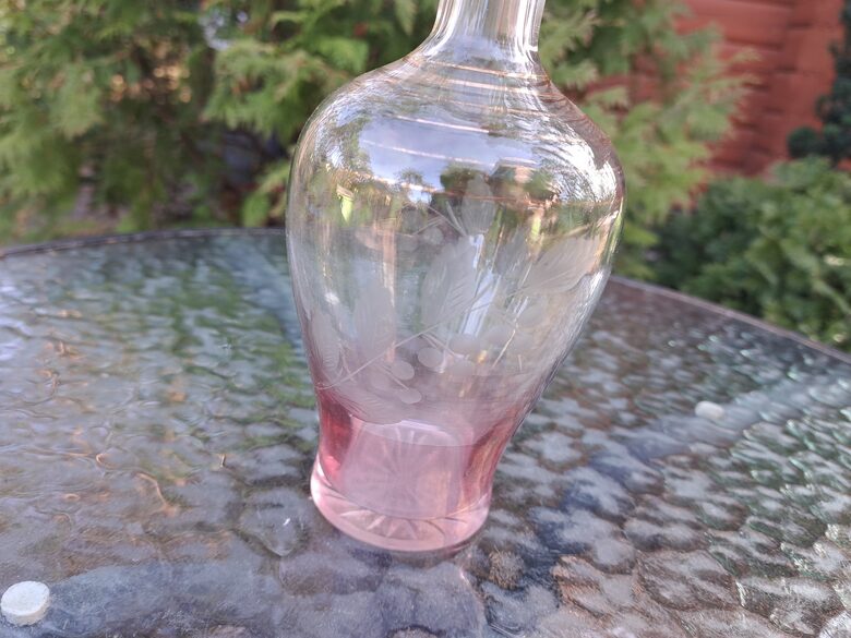 Izsmalcināta stikla karafe, rozā pārklājums, maiga rokas gravēšana. 500ml (Citi st 204)