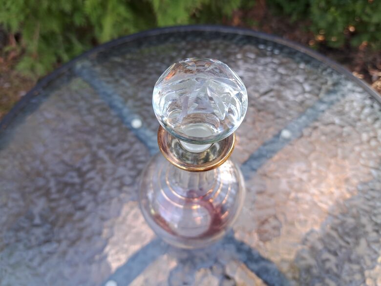 Izsmalcināta stikla karafe, rozā pārklājums, maiga rokas gravēšana. 500ml (Citi st 204)