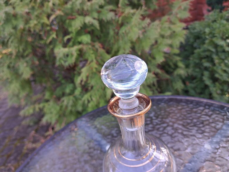 Izsmalcināta stikla karafe, rozā pārklājums, maiga rokas gravēšana. 500ml (Citi st 204)