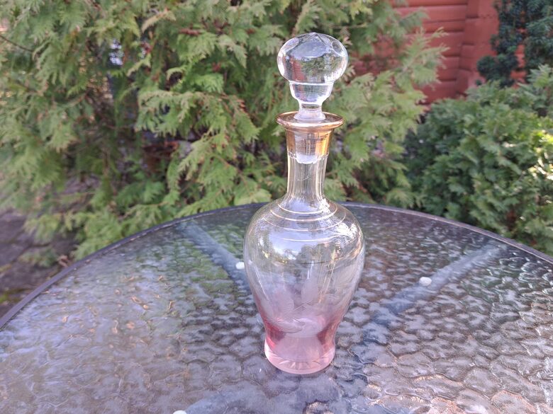 Izsmalcināta stikla karafe, rozā pārklājums, maiga rokas gravēšana. 500ml (Citi st 204)