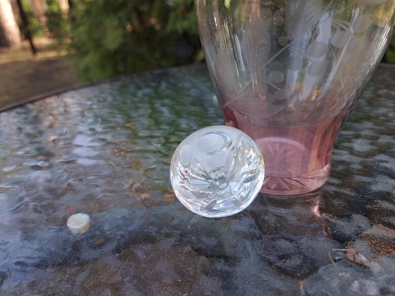 Izsmalcināta stikla karafe, rozā pārklājums, maiga rokas gravēšana. 500ml (Citi st 204)