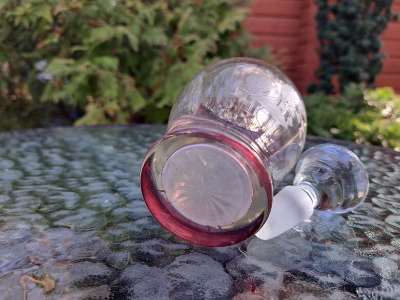 Izsmalcināta stikla karafe, rozā pārklājums, maiga rokas gravēšana. 500ml (Citi st 204)
