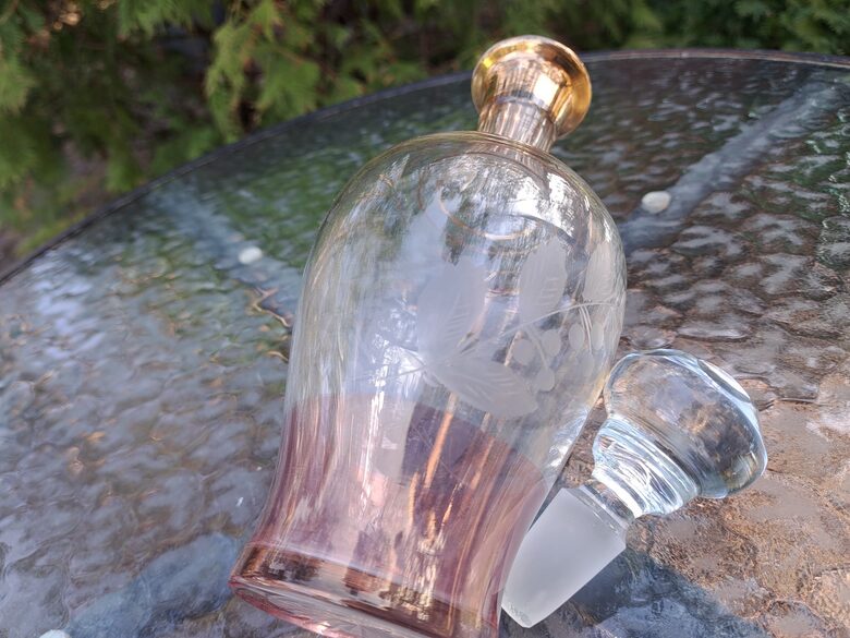 Izsmalcināta stikla karafe, rozā pārklājums, maiga rokas gravēšana. 500ml (Citi st 204)