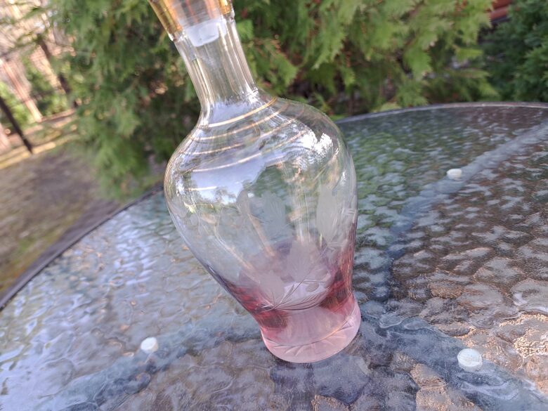 Izsmalcināta stikla karafe, rozā pārklājums, maiga rokas gravēšana. 500ml (Citi st 204)