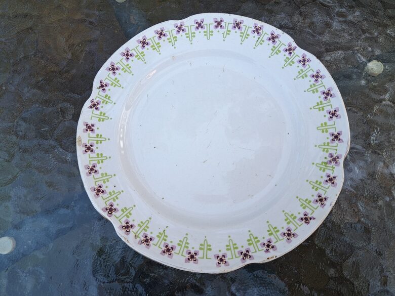 Mazs  fajansa šķīvītis ar maigu un skaistu dekolu un zelta apvilkumu, Kuzņecovs Volhovā (Kuzņecovs 163)