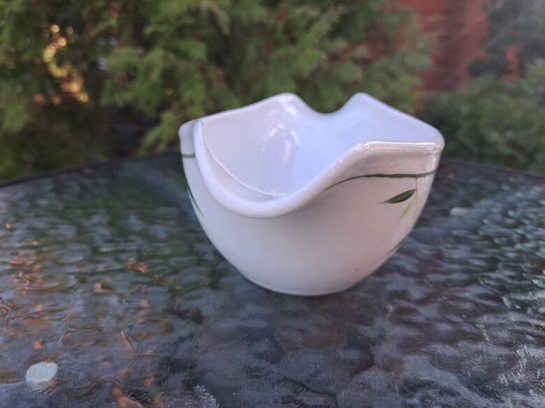 Mērces trauks ar zaļām lapiņām un zaļu apvilkumu, izmēri: 20,5cmx12cm, pusdienu servīzes "Vārpa" (Vārpa 25)