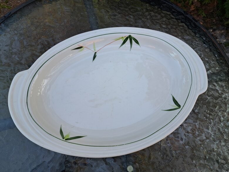 Lielais garenais šķīvis ar zaļām lapiņām un zaļu apvilkumu, izmēri: 36cmx24,5cm, h=4cm, pusdienu servīze "Vārpa" (Vārpa 25)