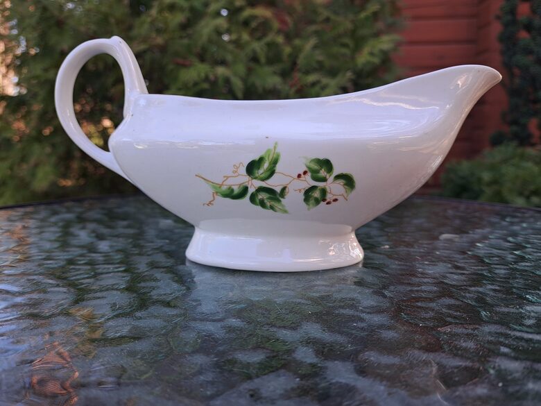 Mērces trauks ar zaļām lapiņām, sarkanām ogām un zelta apvilkumu, pusdienu servīze pirmskara forma, RPF (Pirmskara 64)