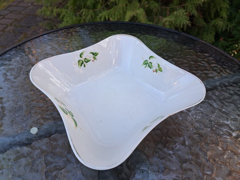 Kantaina salātu bļoda diag.25,5cm ar zaļām lapiņām, sarkanām ogām un zelta apvilkumu, pusdienu servīze pirmskara forma, RPF (Pirmskara 65)