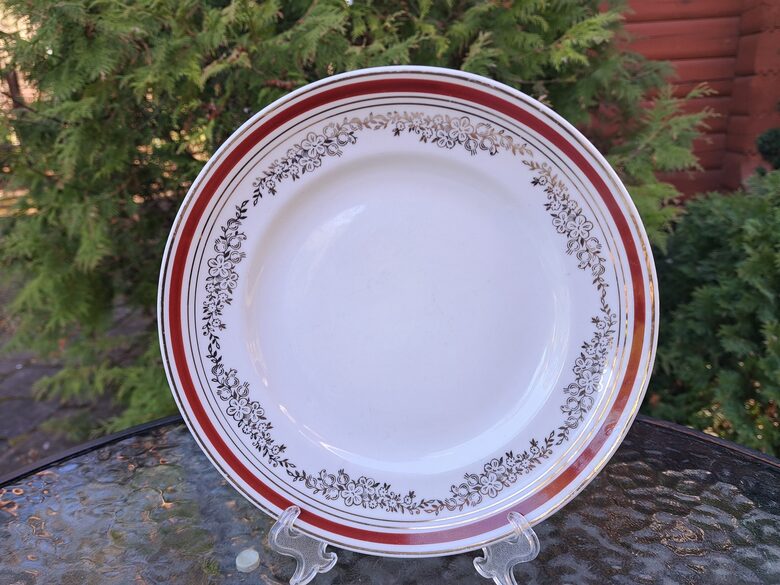 Salātu šķīvis ar tumši sarkanu malu un zelta vainagu, diam.20cm, pusdienu servīze "Gludā", PFF (Gludā 141)