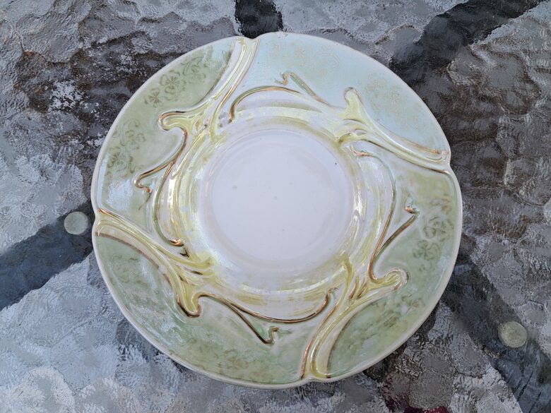 Antikvāra porcelāna apakštase ar gaiši zilu krāsas pārklājumu, skaistu reljefa rakstu un zeltu (Citi rpt 309)