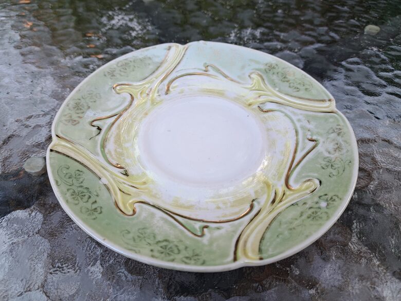 Antikvāra porcelāna apakštase ar gaiši zilu krāsas pārklājumu, skaistu reljefa rakstu un zeltu (Citi rpt 309)