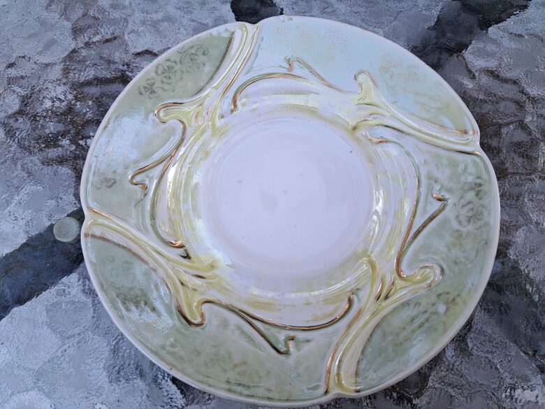 Antikvāra porcelāna apakštase ar gaiši zilu krāsas pārklājumu, skaistu reljefa rakstu un zeltu (Citi rpt 309)