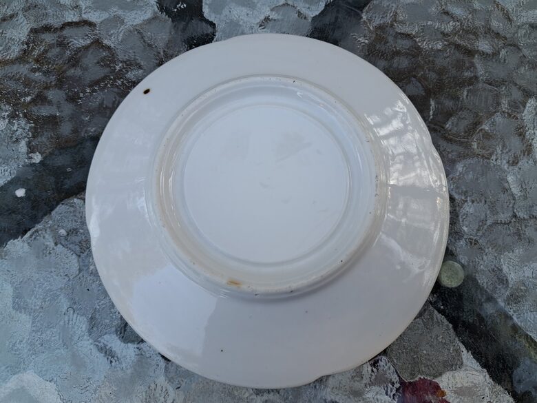 Antikvāra porcelāna apakštase ar gaiši zilu krāsas pārklājumu, skaistu reljefa rakstu un zeltu (Citi rpt 309)