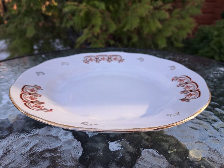 Otrā ēdiena šķīvis, pusdienu servīze "Ārija" ar retu brūnu dekolu un zelta apvilkumu, d=24cm, RPR (Ārija pusdienu 398)