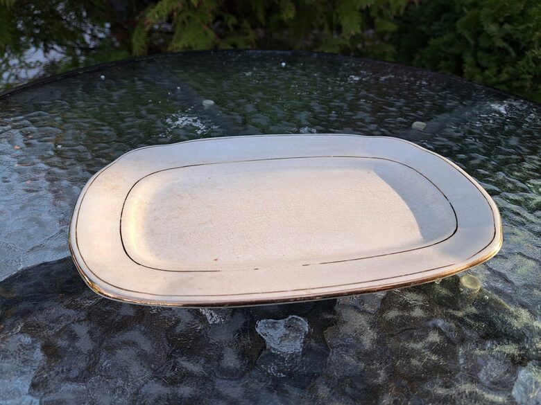 Garenais šķīvis kantains, fajanss ar zeltu, Kuzņecovs. Izmēri: 23,5cmx15cm, dziļums 1,5cm, ceks (Kuzņecovs 127)