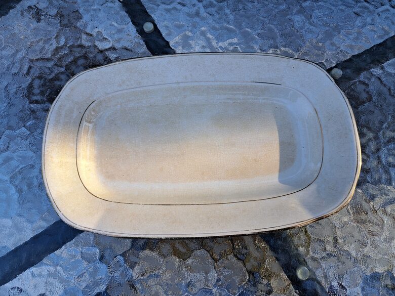 Garenais šķīvis kantains, fajanss ar zeltu, Kuzņecovs. Izmēri: 26,7cmx16,5cm, dziļums 2,5cm. Ceks, plankumi (Kuzņecovs 129)