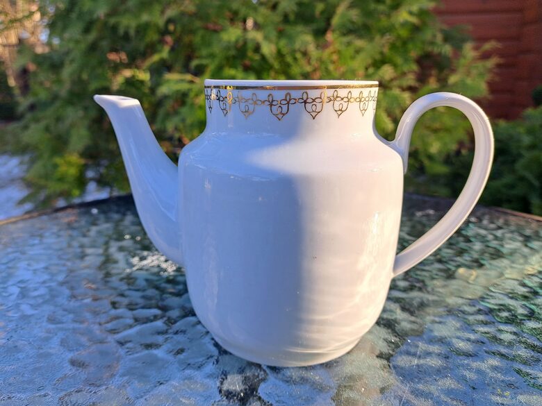 Tējkanna balta ar zelta ornmentu bez vāciņa,  servīze "Rīga" (no 60.-iem), PFF (Rīga-60 127)