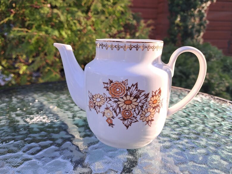 Tējkanna mazā bez vāciņa, tējas serīze "Rīga" no 60.iem ar oraži- brūnām puķēm un zelta rakstu, RPR (Rīga-60 128)