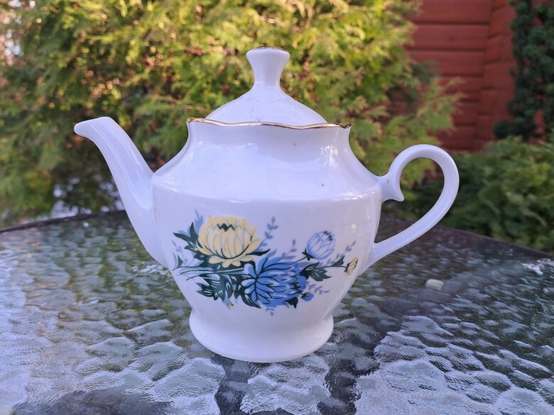 Cukurtrauks, tējas servīze "Ārija" ar dzeltenām un zilām asterēm un zelta apvilkumu, RPR (Ārija tējas 198) 