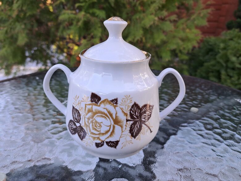 Cukurtrauks, tējas servīze "Māra" ar bešā rozēm un zeltu, RPR (Māra pusdienu 212)