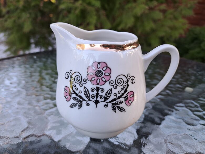 Krējuma kanniņa no tējas "Aija-1" ar grafisku rakstu: rozā puķēm un melniem zariem, zelta apvilkumu, RPR (Aija-1 tējas 80)