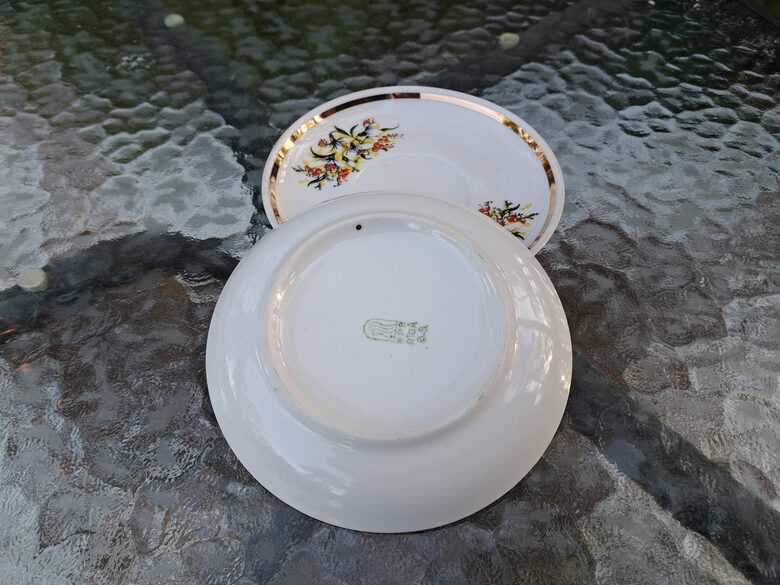 Kafijas apakštases, kafijas servīze "Ārija" ar sniegpulkstenītēm un platāku zelta strīpu, RPR. Diam. 12,3cm (Ārija kafijas 146)