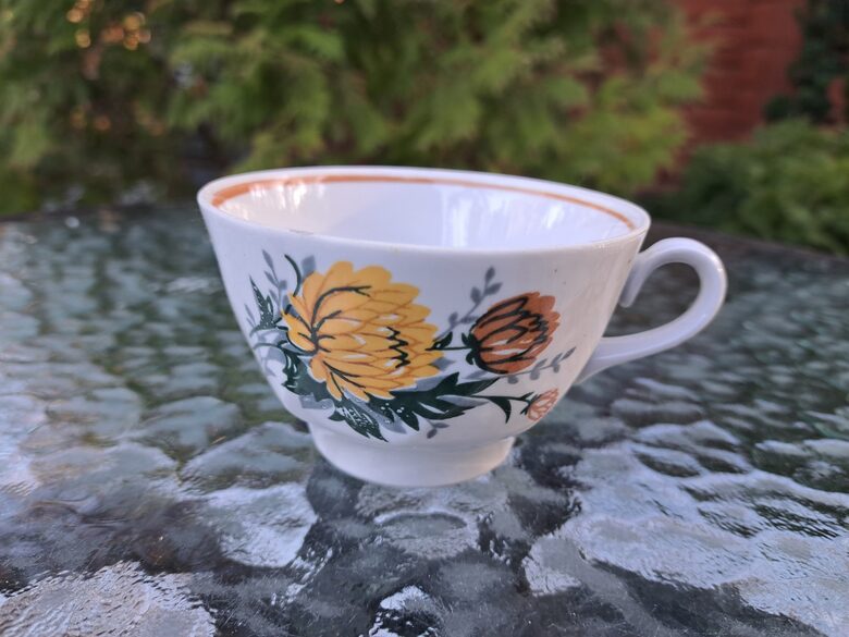 Krūzīte, tējas servīze "Viktorija" ar dzeltenām asterēm un bēšu apvilkumu iekšā, RPR (Viktorija t 201)