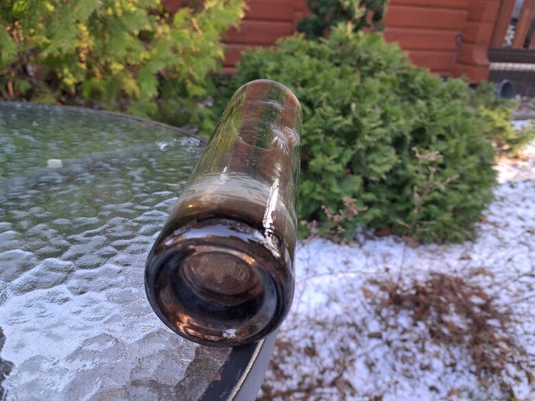 Brūngana (gaišāks tonis) cilindriskā stikla vāze ar smalku puķu grāvēšanu. Augstums 25,5cm, diam.7,5cm (Stikla vaze 151)