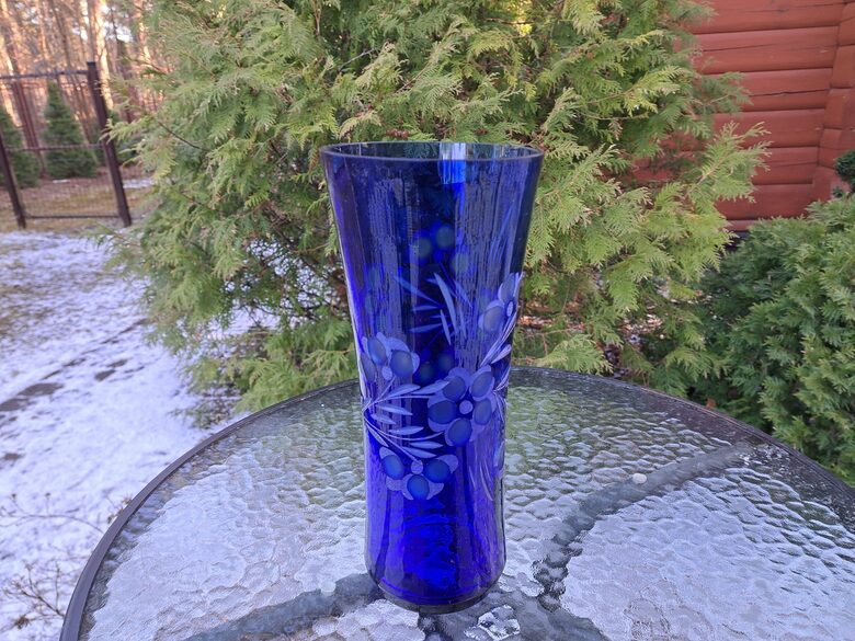 Indigo krāsas stikla vāze ar smalku puķu slīpējumu. Augstums 28cm, diam.12,2cm, nelieli defekti (Stikla vaze 149)