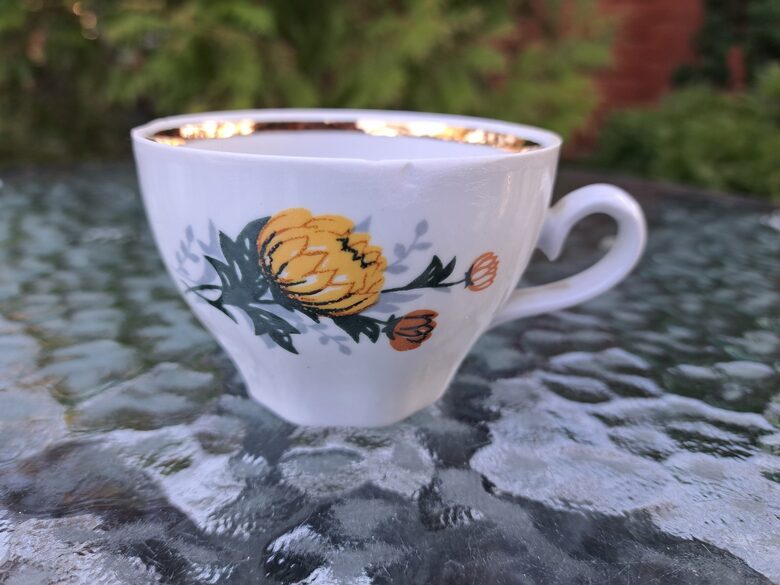 Krūzīte, kafias "Ārija" ar dzeltenām asterēm un zeltu, slīpējumi (Ārija kafijas 147)