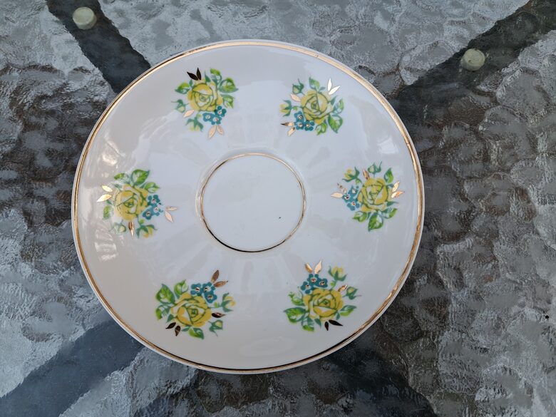 Apakštase no ļoti retas servīzes "Sigulda" ar dzeltenām rozēm un zaļām puķītēm, RPR (Sigulda 191)