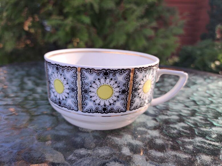 Reti sastopama buljona/tējas krūze ar margrietiņām un zeltu, RPR (Buljona 181)