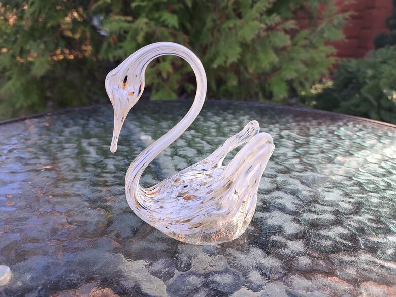 Raibs kristāla gulbus (balts, zils, brūns, caurspīdīgs) - dekoratīva figūra (Figur citi 25)