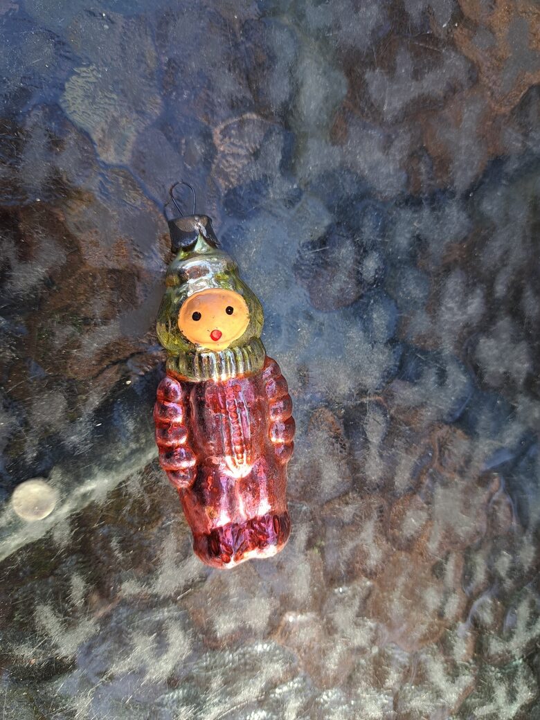 Maigi rozā/dzeltens kosmonauts ar dzeltenu ķiveri un seju (Egle figur 26)
