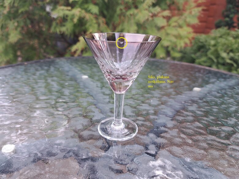 Ļoti eleganta rozā lustrēta konusveida glāzīte 50ml ar slīpētām pumpiņam uz caurspīdīgas kāiņas, sīka nepilnība (Stikla gl 264)