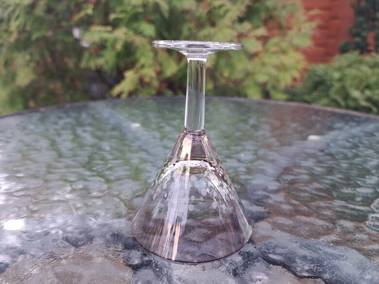 Ļoti eleganta rozā lustrēta konusveida glāzīte 50ml ar slīpētām pumpiņam uz caurspīdīgas kāiņas, sīka nepilnība (Stikla gl 264)