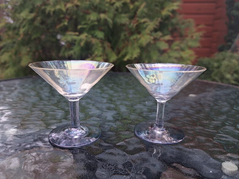 Vintāžu elegantu viegli lustrētu glāzīšu komlekts 2 personām, reljefa virsma, apaļa kājiņa, gaiši zila pamatne (Stikla gl 266)