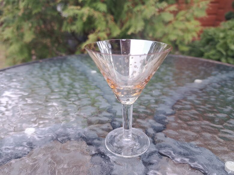 Ļoti eleganta dzeltena lustrēta konusveida glāzīte 50ml ar slīpētām pumpiņam uz caurspīdīgas kāiņas, sīka nepilnība (Stikla gl 265)