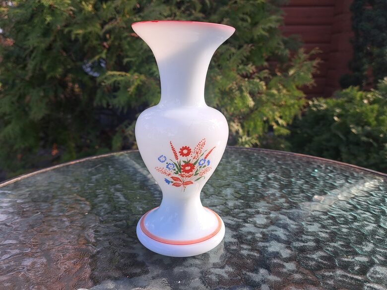 "Piena" stikla balta vāzīte ar sarkanu apvilkumu un pušķi (Stikla vāze 152)