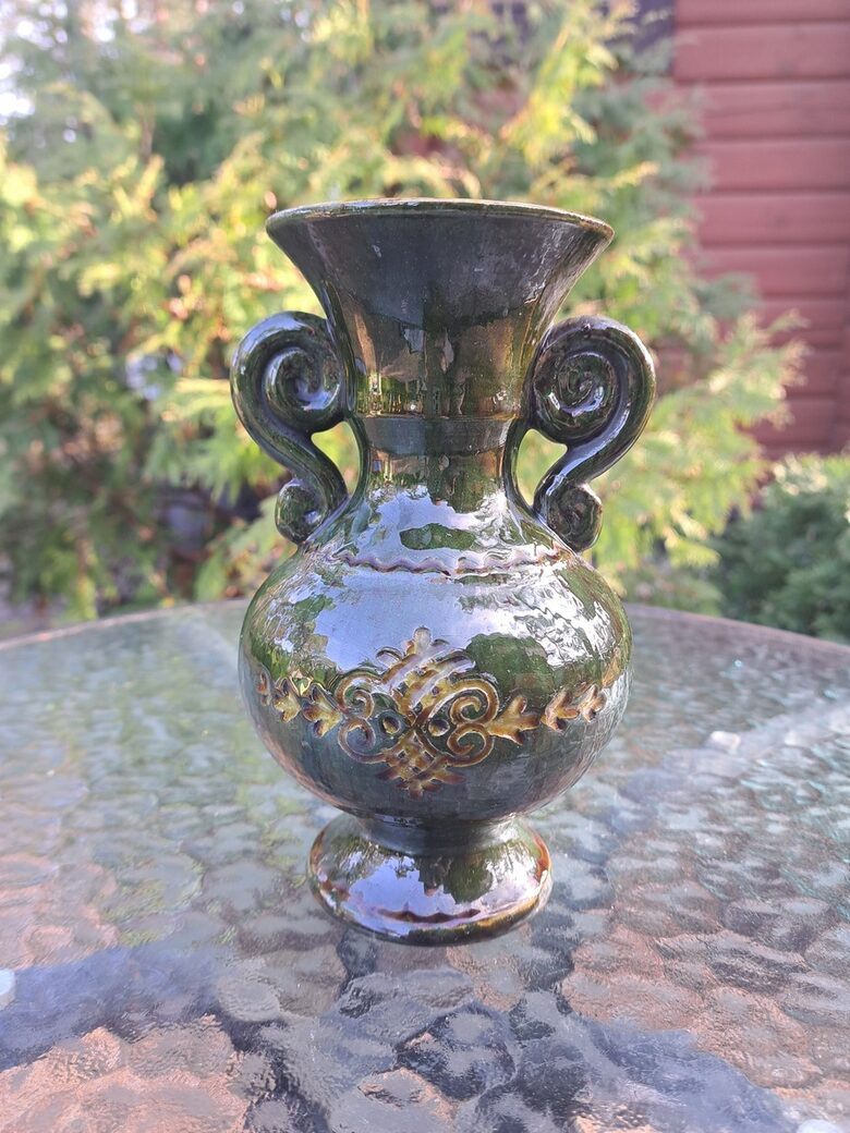 Vāze tumši zaļa ar glancēto glazūru. Augstums ir 17,5cm, diam. 9cm. Autordarbs (Keram 128)