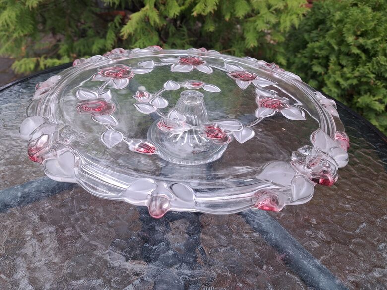 Skaists presēta stikla tortes trauks uz kājas ar romantisku izliektu rakstu: rozā rozītēm. D=35cm, Čehija (Citi st 209)