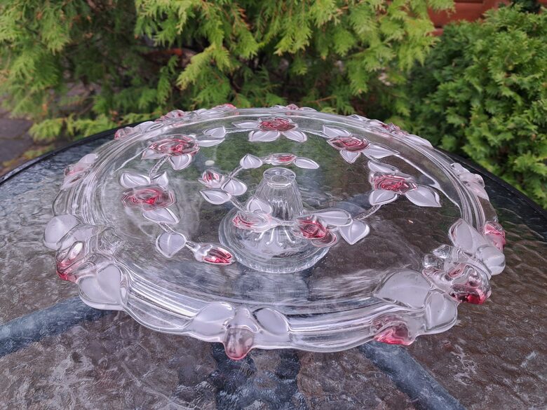 Skaists presēta stikla tortes trauks uz kājas ar romantisku izliektu rakstu: rozā rozītēm. D=35cm, Čehija (Citi st 209)