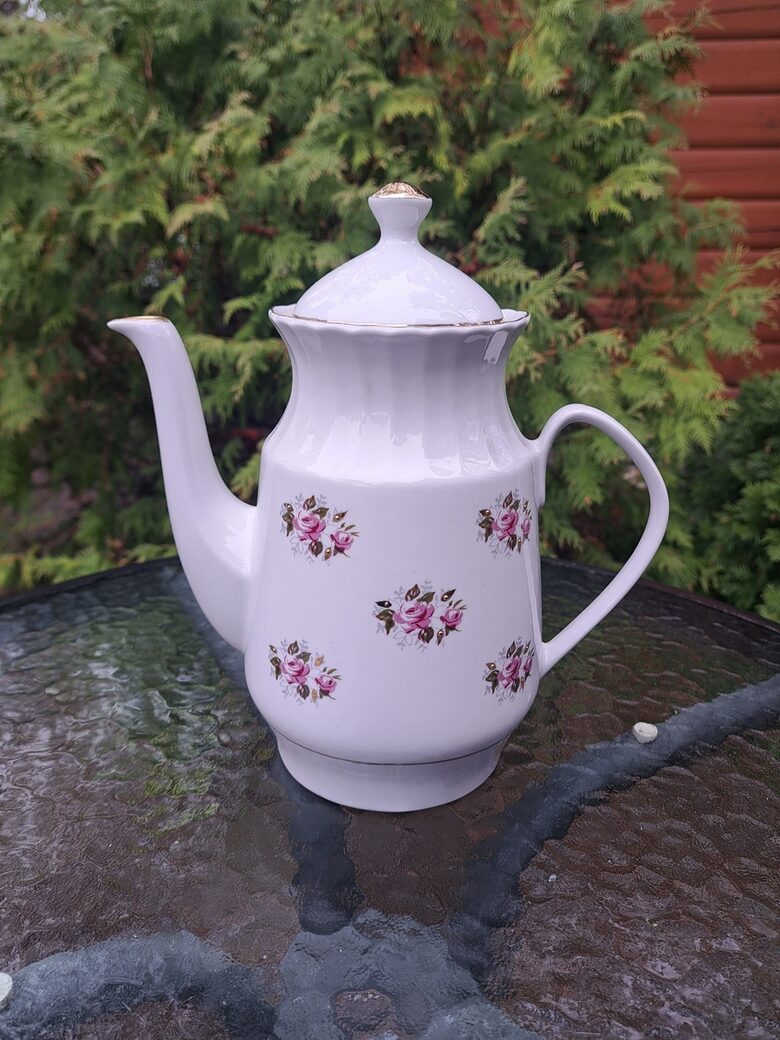 Lielā tējkanna/kafijas kanna ar rozē rozītēm, kā klasiskajai "Siguldai" un zeltu, tējas servīze "Māra", RPR. Tilpums 1,4L (Māra tējas 216)