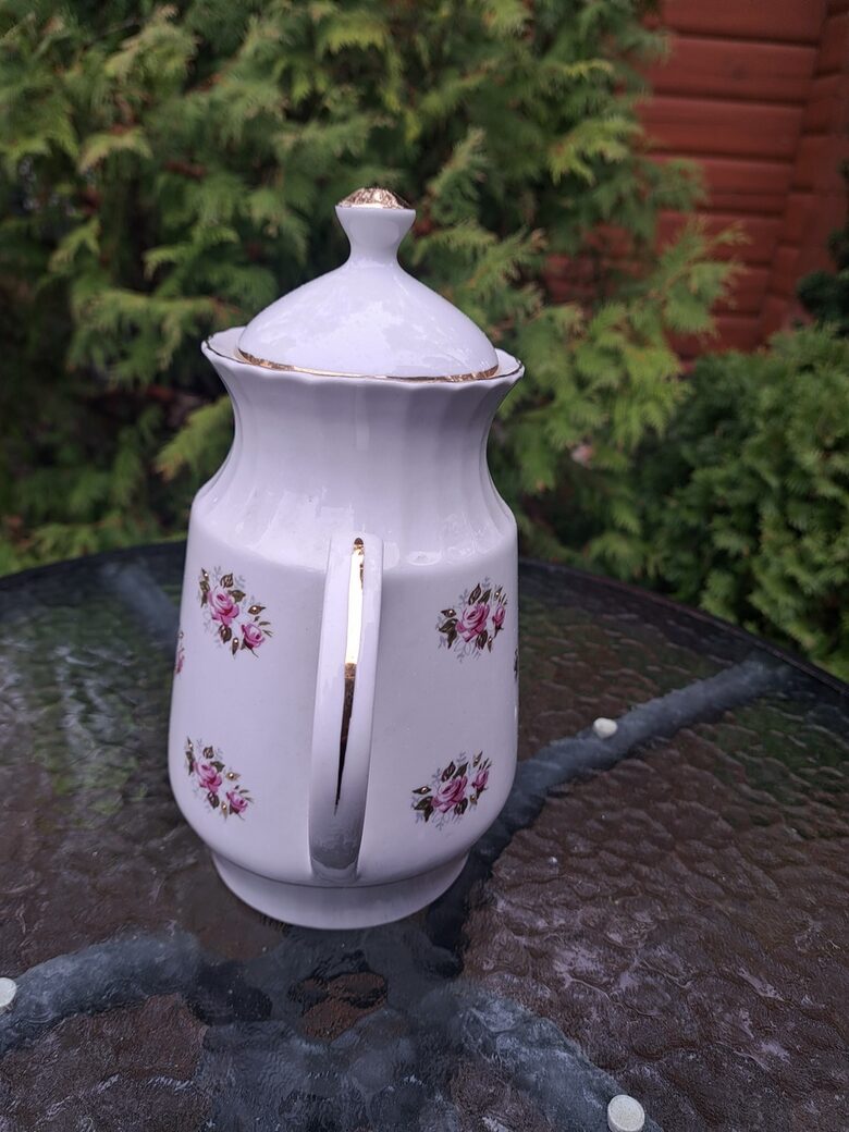 Lielā tējkanna/kafijas kanna ar rozē rozītēm, kā klasiskajai "Siguldai" un zeltu, tējas servīze "Māra", RPR. Tilpums 1,4L (Māra tējas 216)