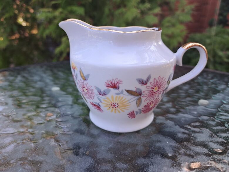 Krējuma kanniņa no tējas servīzes "Ārija" ar košām rozā, dzeltenām puķītēm un bagātīgu zeltu, RPR (Ārija tējas 200)