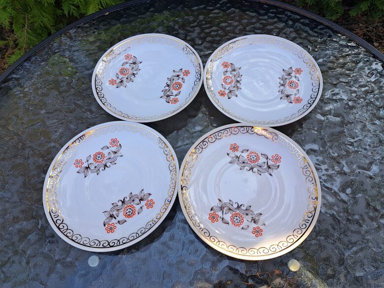 Apakštases, tējas servīze "Aija-2" baltas ar oranži-brūnām puķēm un zelta rakstu, dekols noliet.pazīmes (Aija-2 tējas 189)